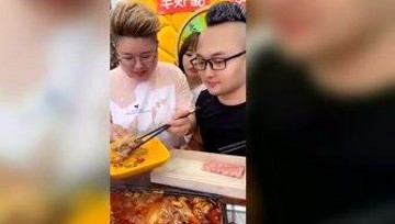 娱乐圈塌房热议与明星粉色西装潮流解析