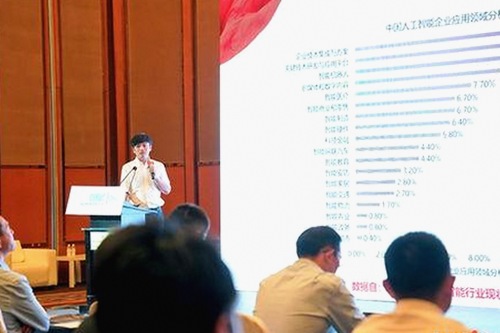 许凯微博爆料引热议，揭秘娱乐圈育儿与风云